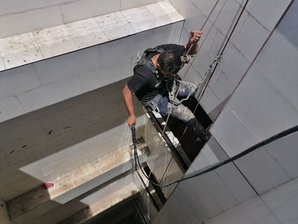 نظافت شیشه‌ها و نما در ارتفاعات بالا | شرکت پاکسازان مشهد